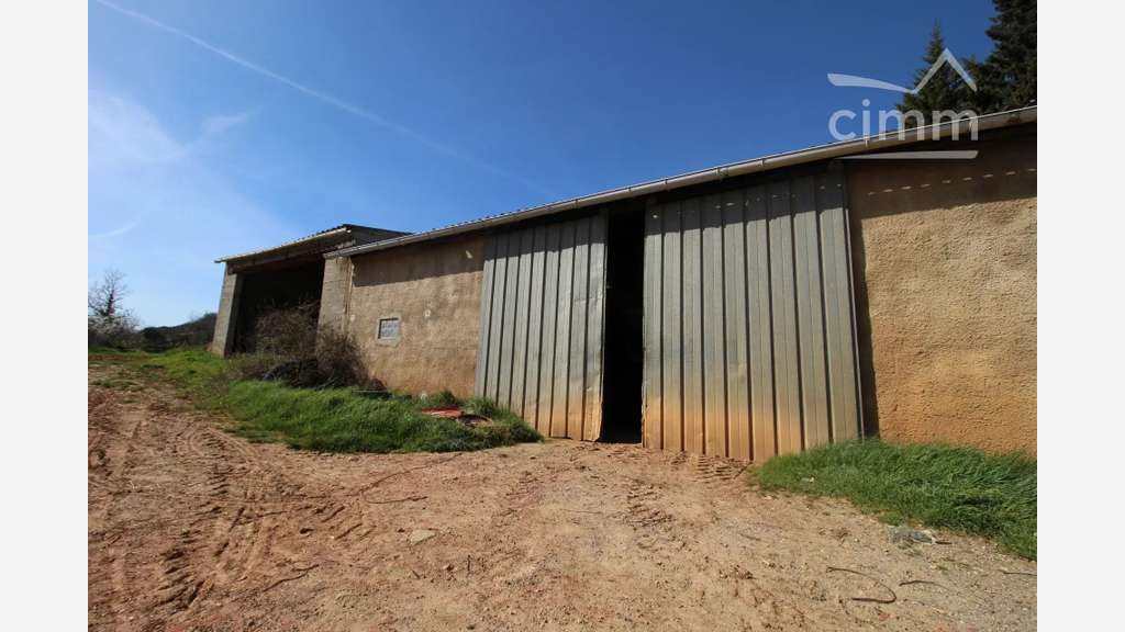 A vendre 2 hangars sur une parcelle de 2915m²