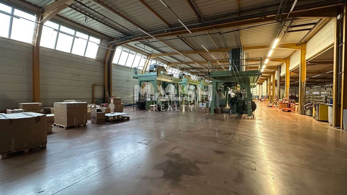 Bâtiment indépendant 2532m² à St-André-de-Corcy