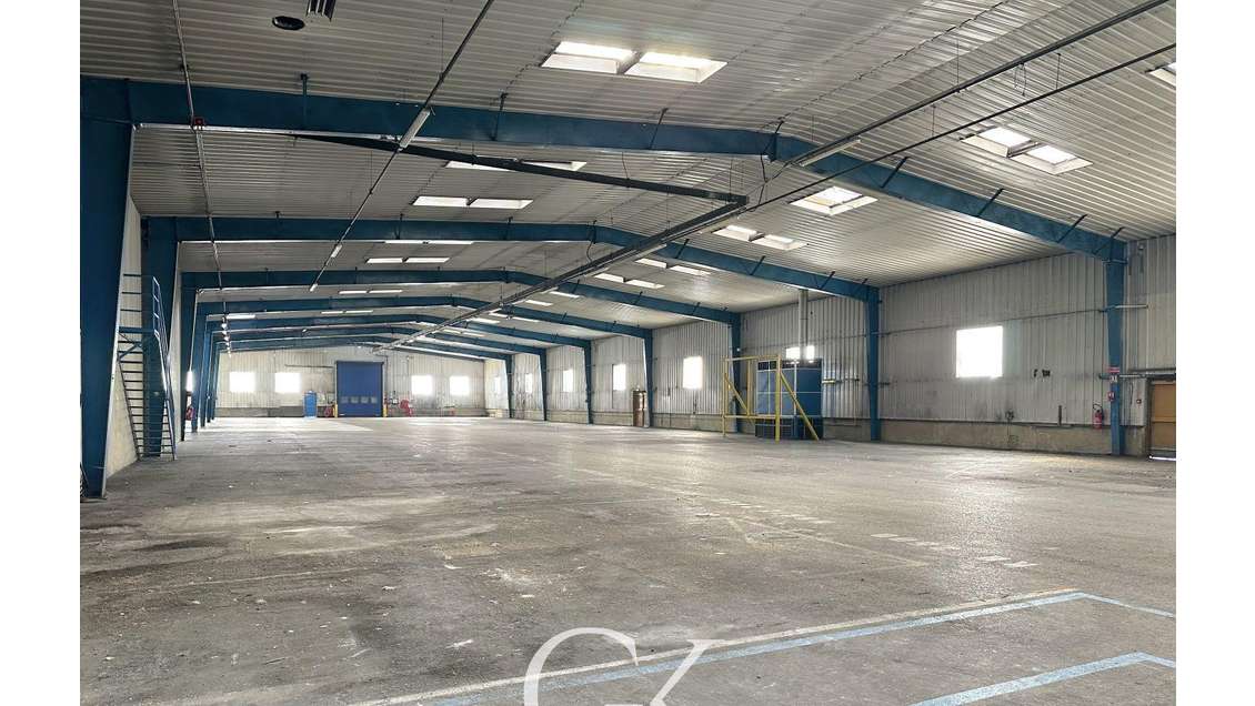 Vente local d'activités 9 839m² à St-André-le-Gaz