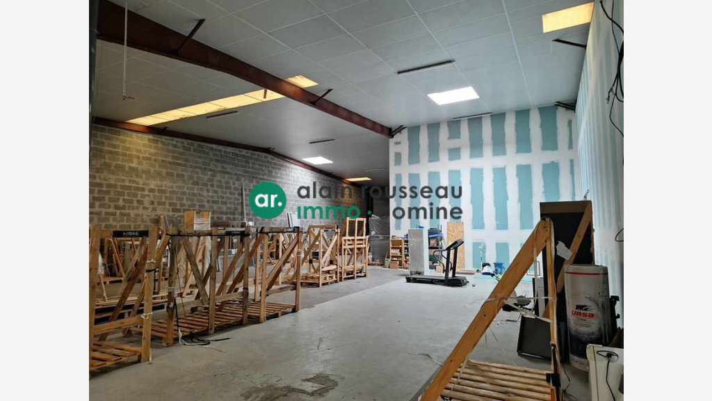 AV local 1500m² visibilité d exception Angers Est