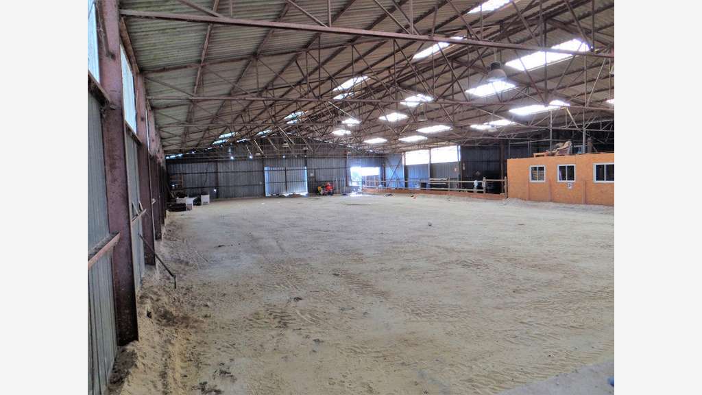 Vente entrepôt 2400m² sur 7400m² à Saint-Blin