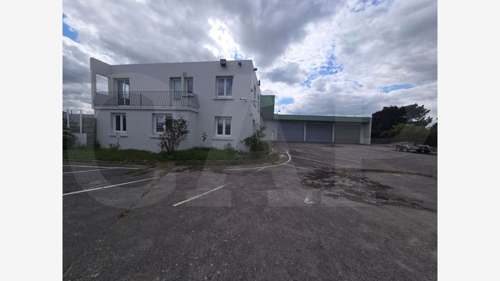A vendre locaux 700m² ZA Chaptal à Saint-Brieuc
