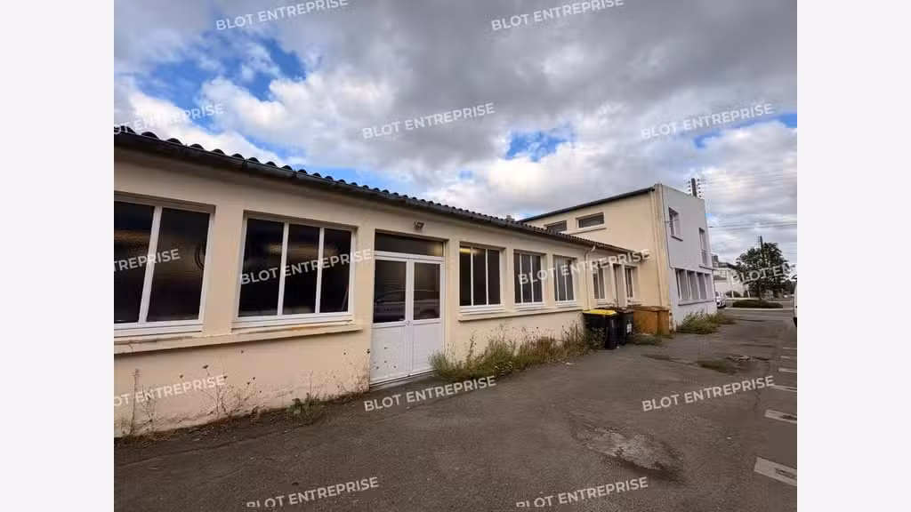 A VENDRE - BATIMENT avec pont roulant - 553 m² ST 