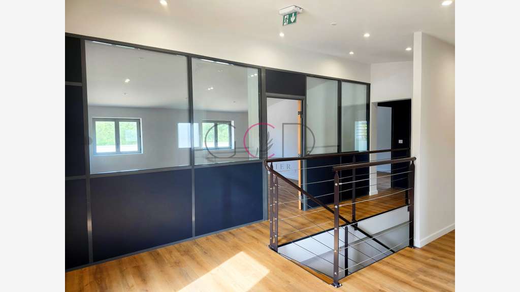 Exceptionnel Immeuble Tertiaire et Commercial R+2