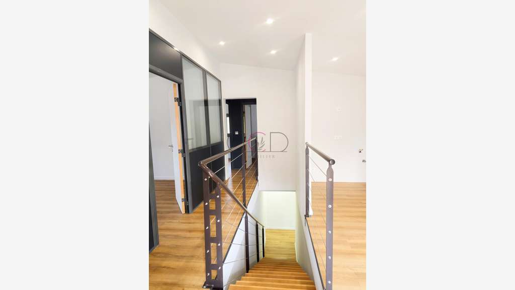 Exceptionnel Immeuble Tertiaire et Commercial R+2