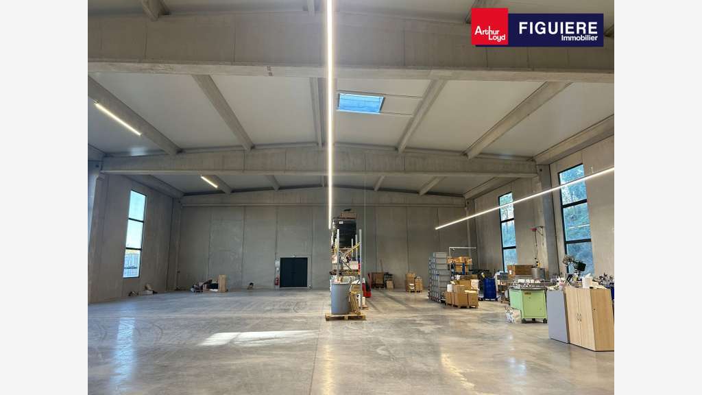 AV bâtiment mixte 800m² à Saint-Estève-Janson