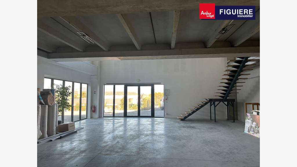 AV bâtiment mixte 800m² à Saint-Estève-Janson