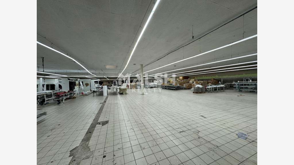 Av locaux d'activités 2500m² à St Etienne Zone Uac