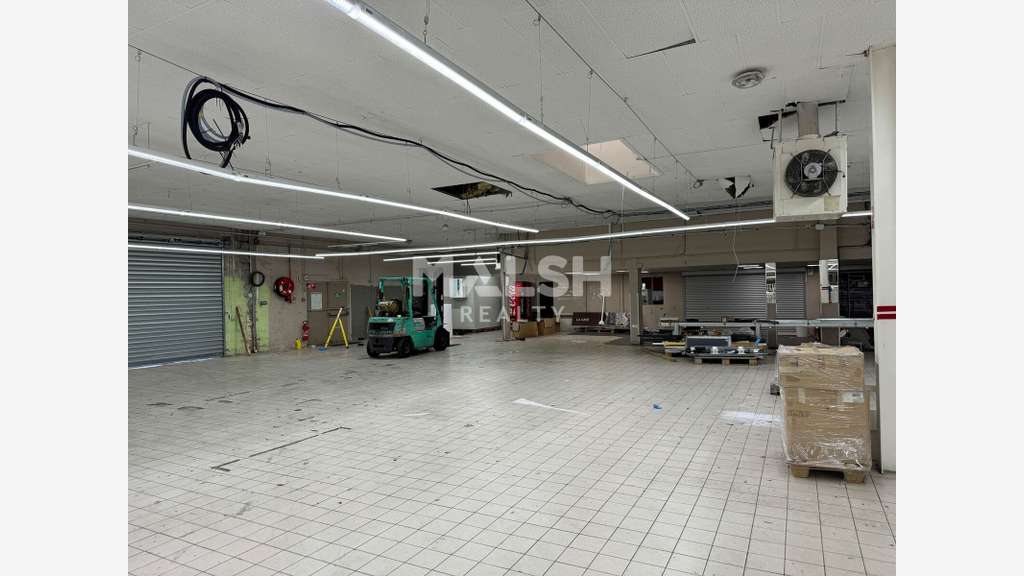 Av locaux d'activités 2500m² à St Etienne Zone Uac