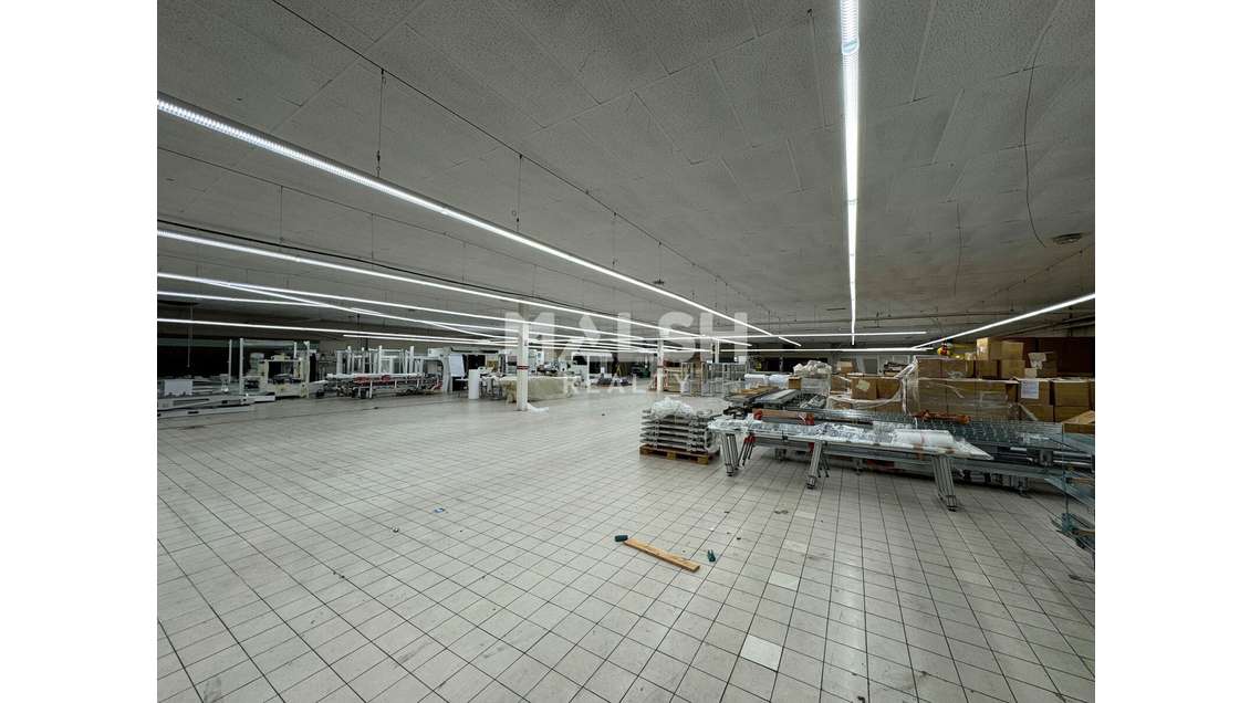 Av locaux d'activités 2500m² à St Etienne Zone Uac