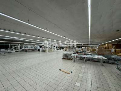 Av locaux d'activités 2500m² à St Etienne Zone Uac