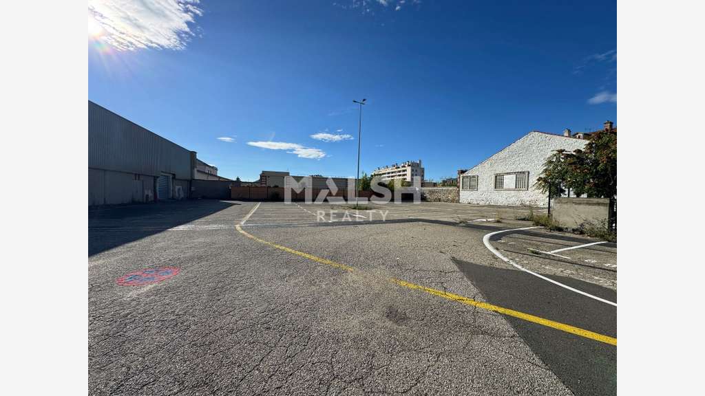 Av locaux d'activités 2500m² à St Etienne Zone Uac