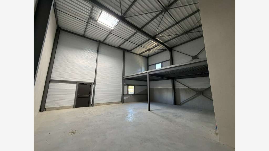 Local d'activité 300m² à Saint-Étienne-la-Varenne