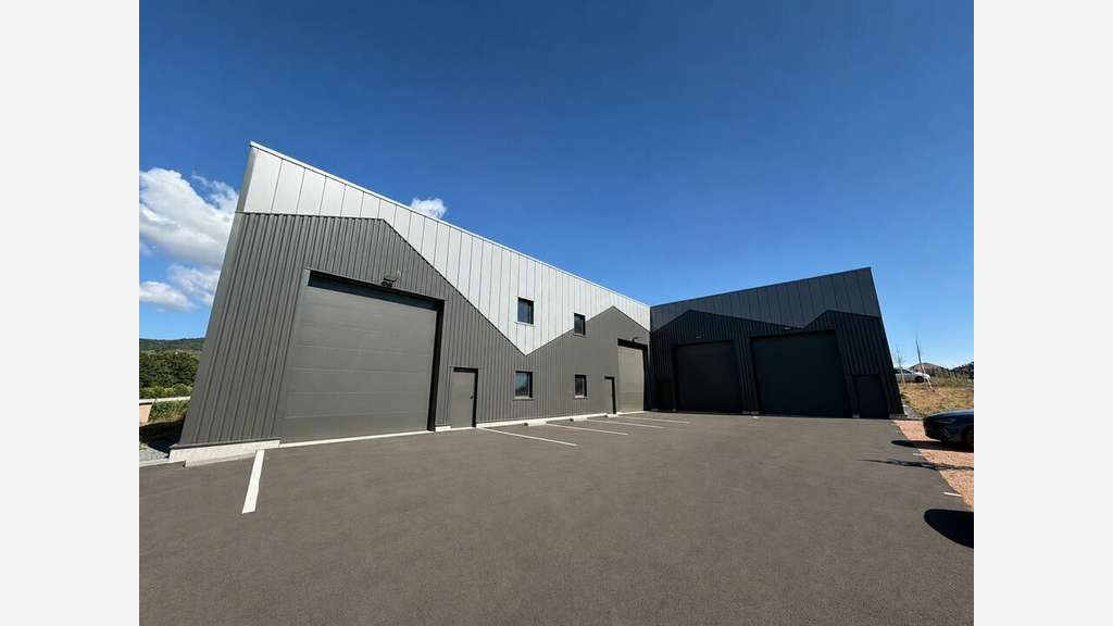 Local d'activité 300m² à Saint-Étienne-la-Varenne