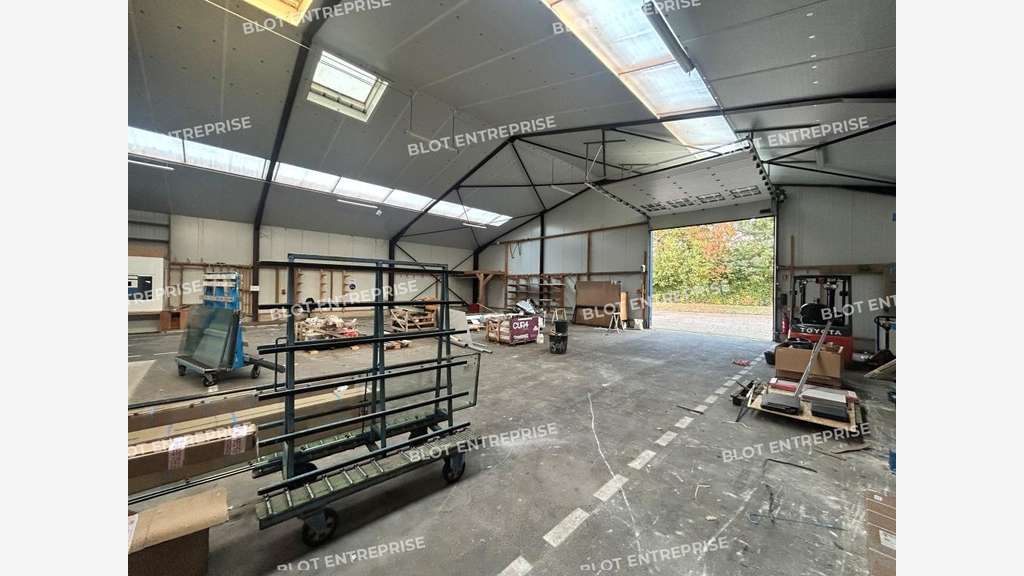 AV local d'activités clos de 670m² à Saint-Gilles