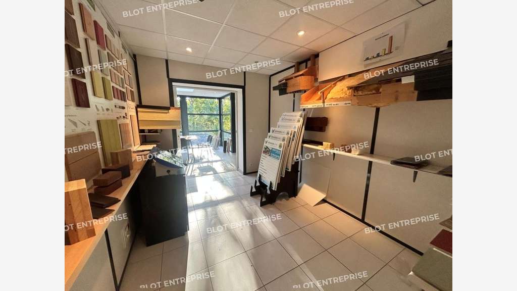 AV local d'activités clos de 670m² à Saint-Gilles
