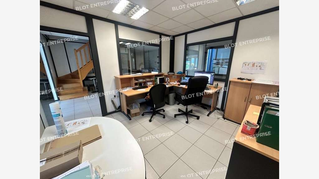 AV local d'activités clos de 670m² à Saint-Gilles