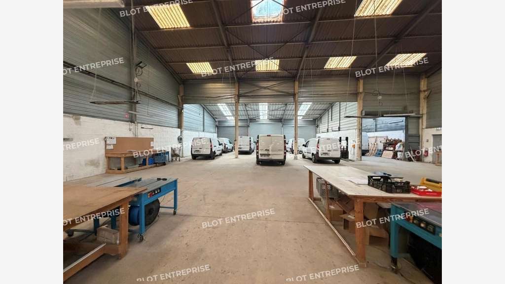 A vendre bâtiment indépendant 1090m² Saint-Jacques