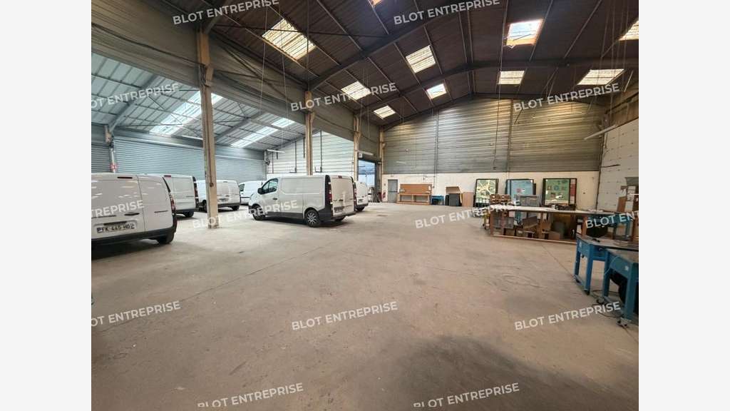 A vendre bâtiment indépendant 1090m² Saint-Jacques
