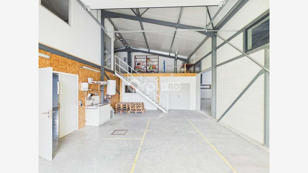 ENTREPOT à vendre dans le 38