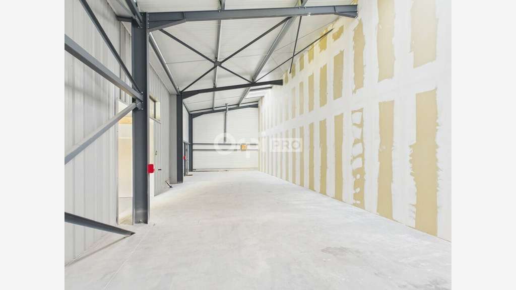 ENTREPOT à vendre dans le 38