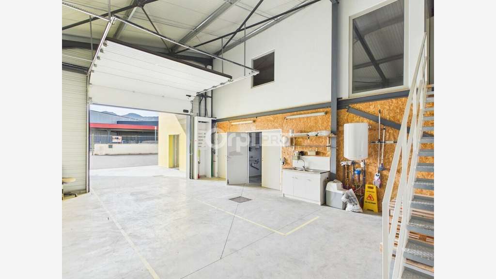 ENTREPOT à vendre dans le 38