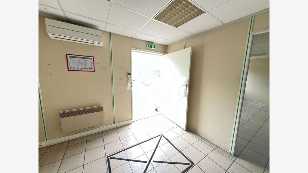 A vendre , Saint-Marcel ( 27950 ) , locaux