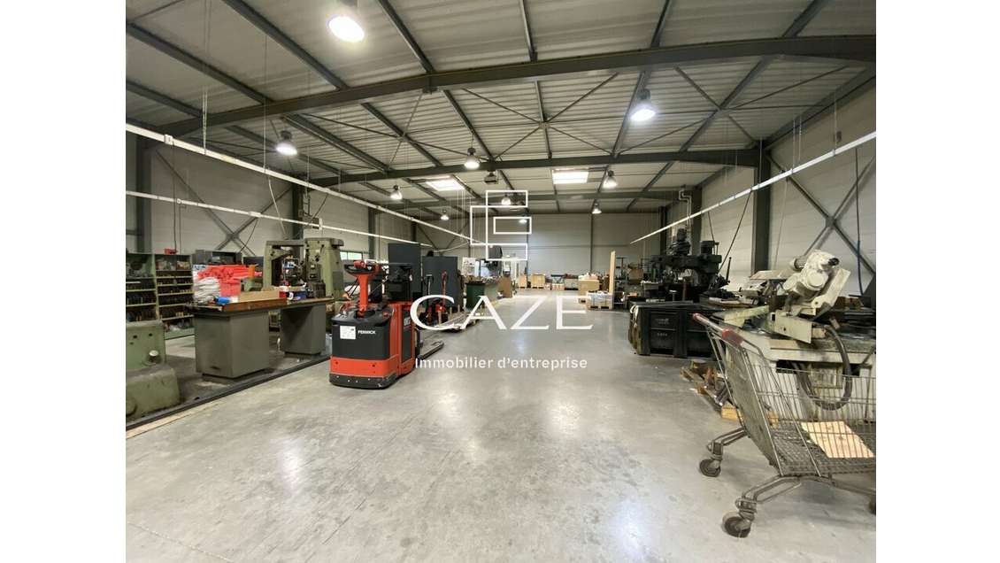 Bâtiment indépendant 1043m² à vendre à St-Médard
