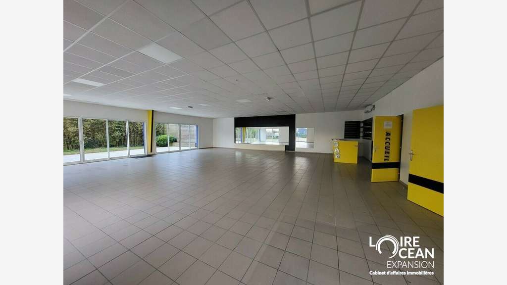 Vente local 220m² en ZA à Saint-Michel-Chef-Chef