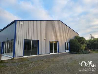 Vente local 220m² en ZA à Saint-Michel-Chef-Chef