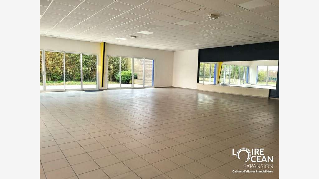 Vente local 220m² en ZA à Saint-Michel-Chef-Chef