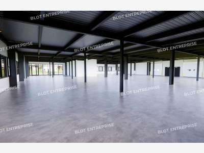 A vendre à louer locaux 443m² zone de Brais