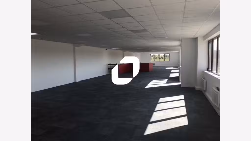 Au coeur du Carré Sénart, à proximité du golf de G