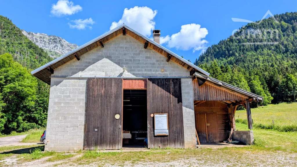 AV bâtiment artisanal 142m² St-Pierre-d'Entremont