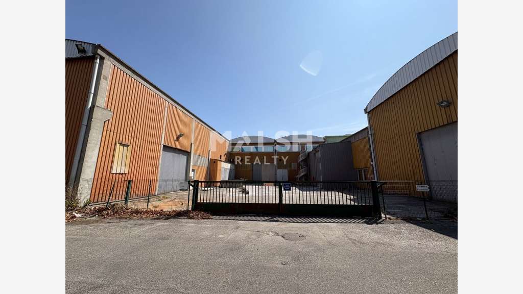 Local d'activités indépendant de 2 848 m² équipé d