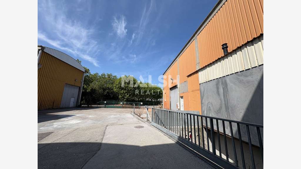 Local d'activités indépendant de 2 848 m² équipé d