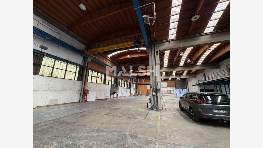 Local d'activités indépendant de 2 848 m² équipé d