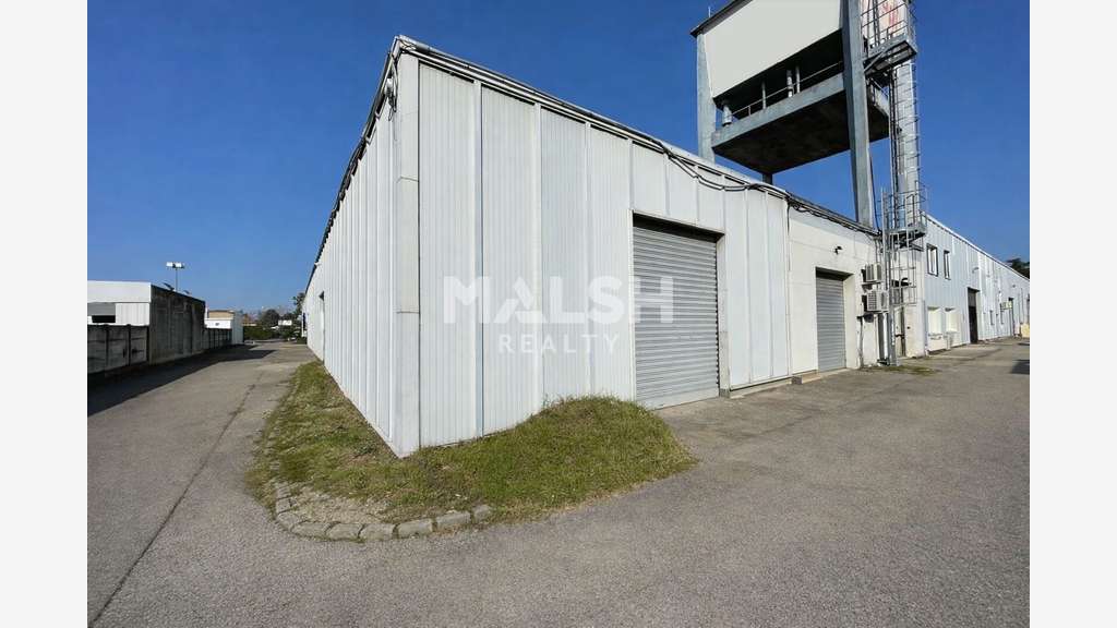 Local 160m² à vendre à St Priest ZA la Palombière