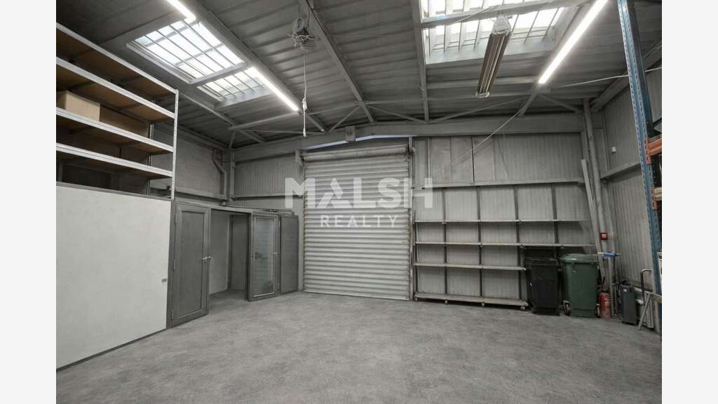 Local 160m² à vendre à St Priest ZA la Palombière