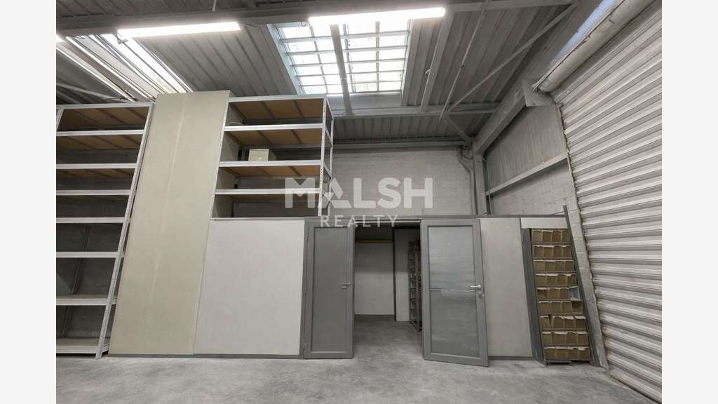 Local 160m² à vendre à St Priest ZA la Palombière