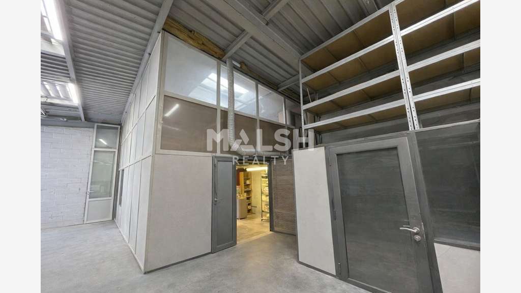 Local 160m² à vendre à St Priest ZA la Palombière