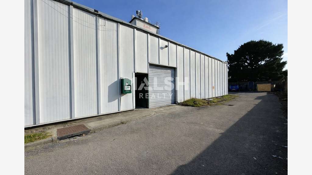 Local 160m² à vendre à St Priest ZA la Palombière