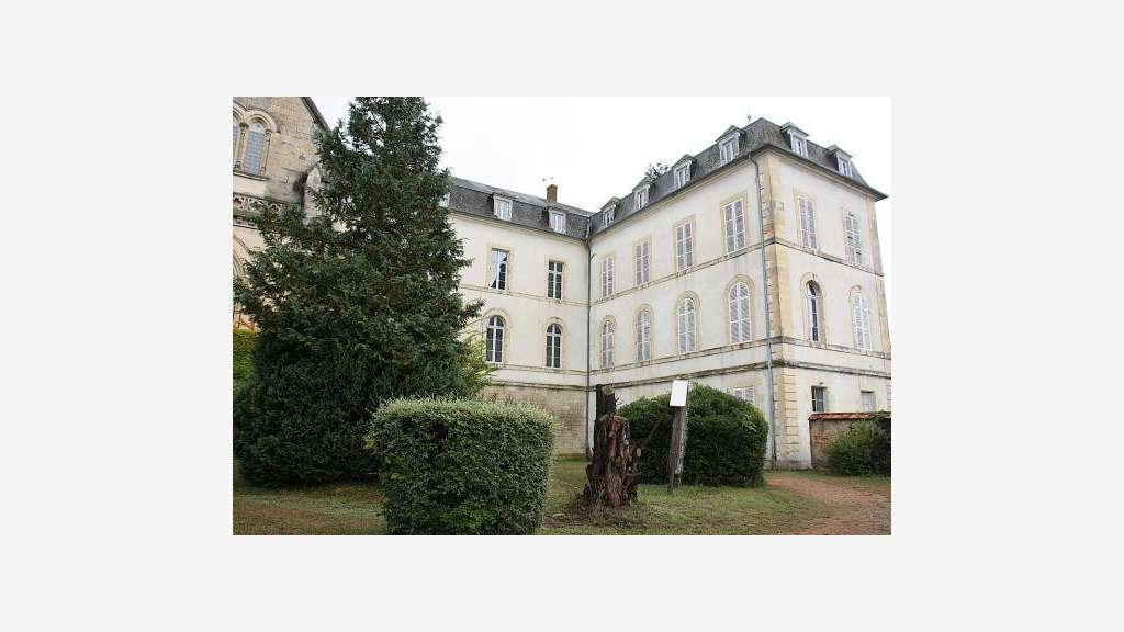A vendre ancien couvent 3 410m² proche Nevers