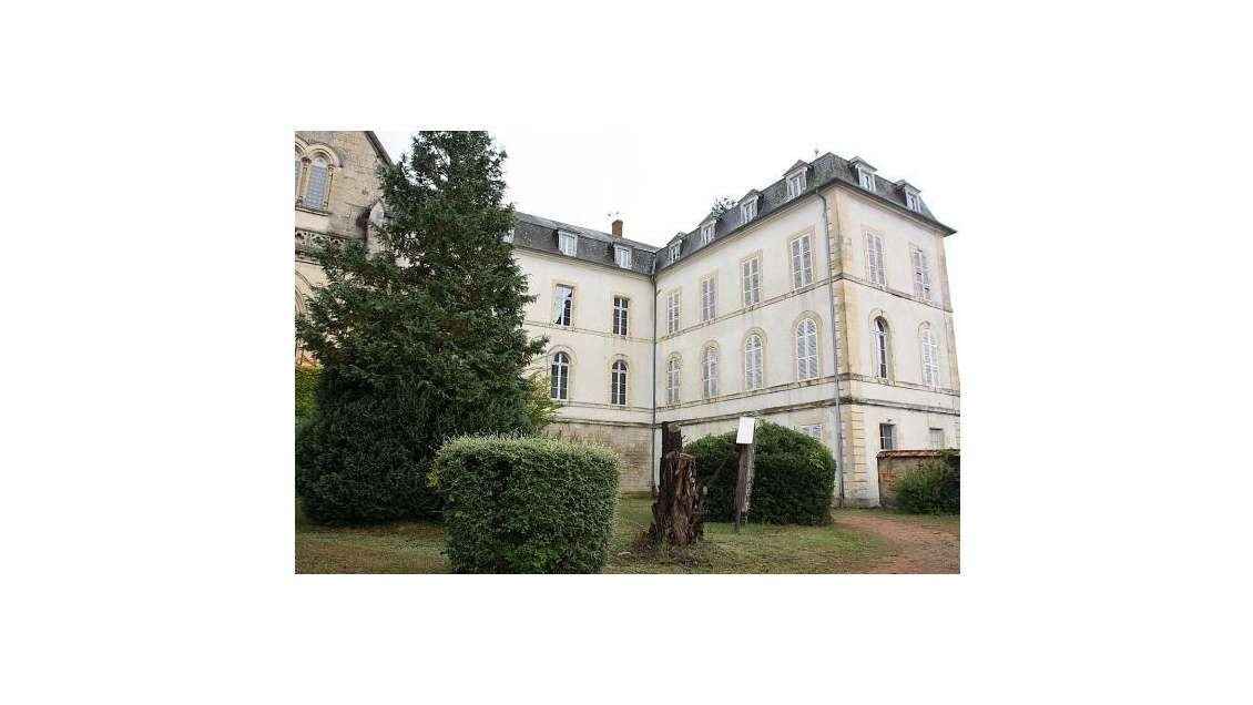 A vendre ancien couvent 3 410m² proche Nevers