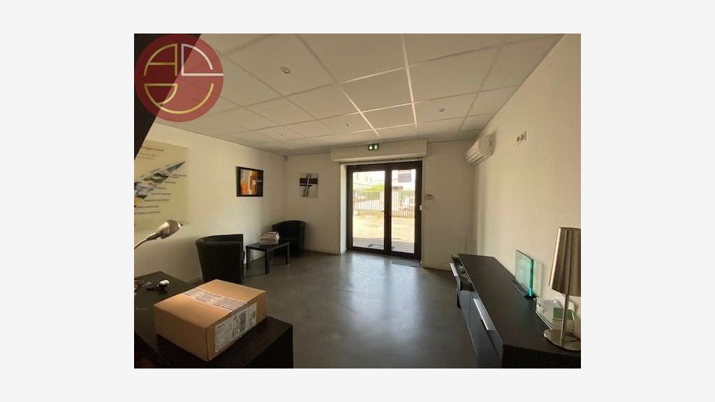 Entrepôt à vendre 250m² à Saint-Sulpice la Pointe