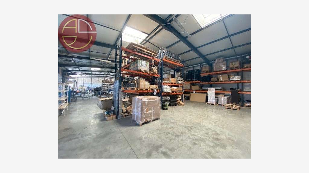 Entrepôt à vendre 250m² à Saint-Sulpice la Pointe