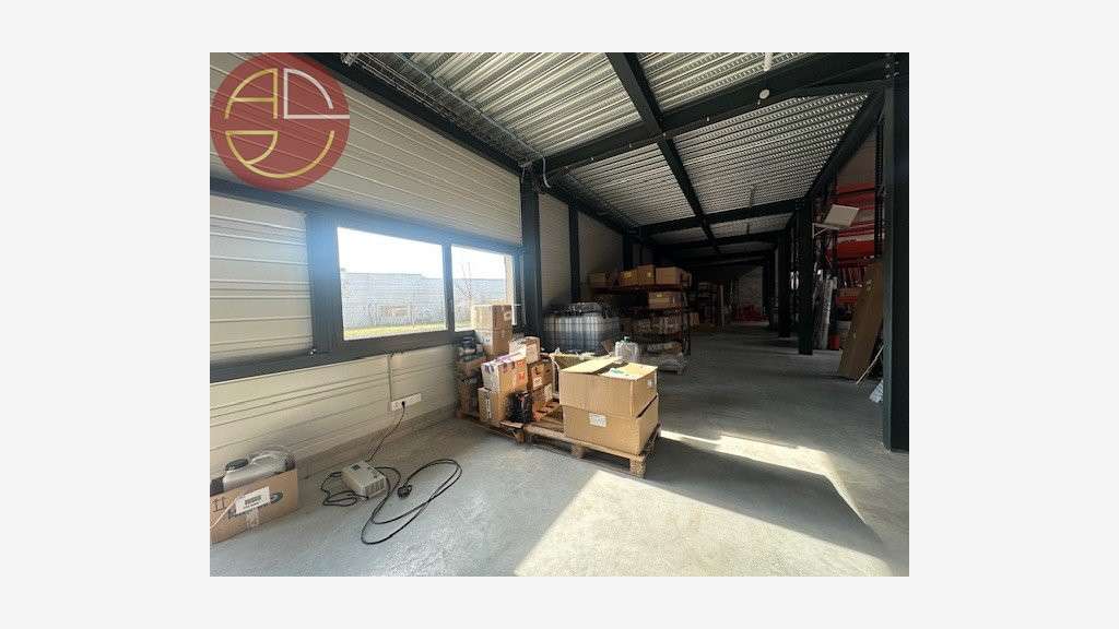 Entrepôt à vendre 250m² à Saint-Sulpice la Pointe