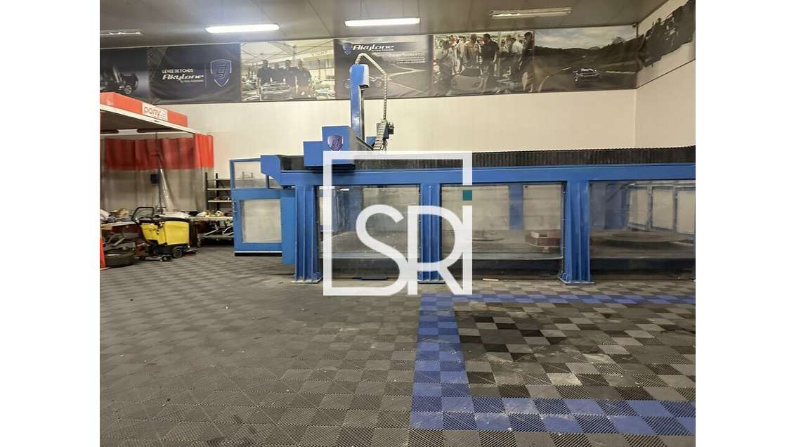 Vente entrepôt 1180m² empl stratégique à St-Yorre