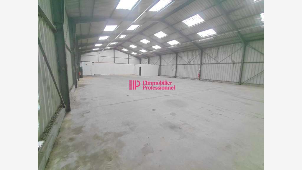 Vente local d'activité de 458m² en ZA à Saint Yvi