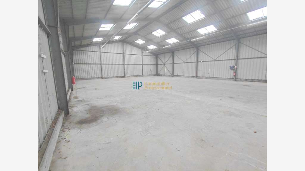 Vente local d'activité de 458m² en ZA à Saint Yvi